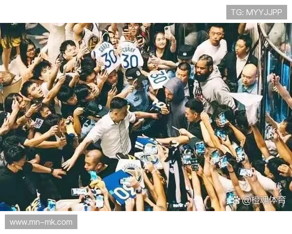 足球球星亲自签名赠送球迷珍贵纪念品背后的故事